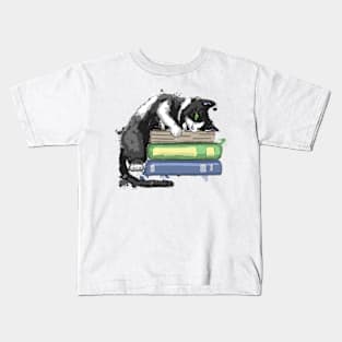 Funny cat with books Kids T-Shirt